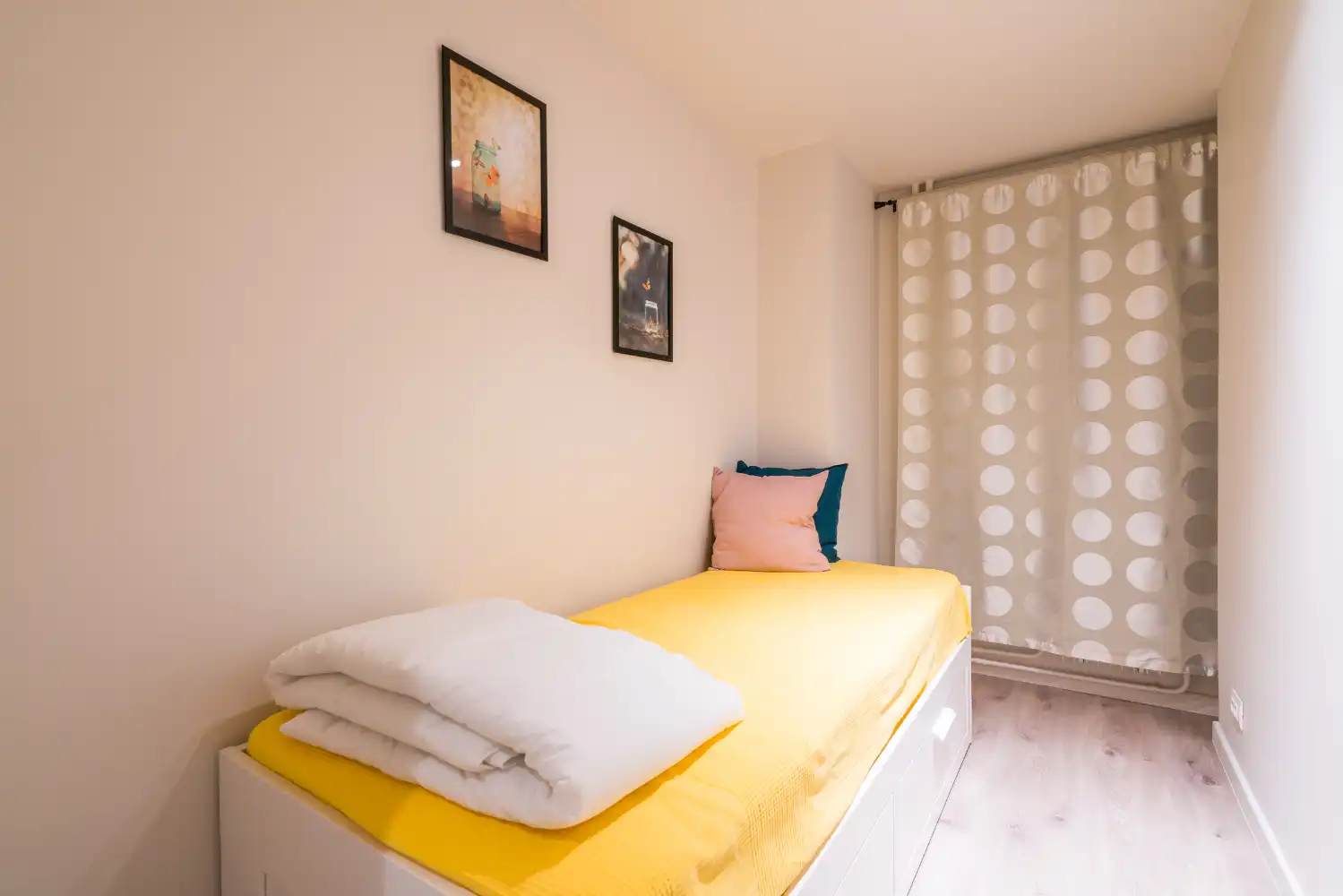 Modern instapklaar appartement met twee slaapkamers. Let op: dit pand heeft geen zeezicht! foto 9