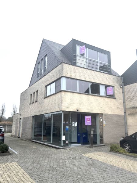 Project handelsgelijkvloers + 5 autostnpl + appartement + studio centrum Geel foto {{pictureIndex}}