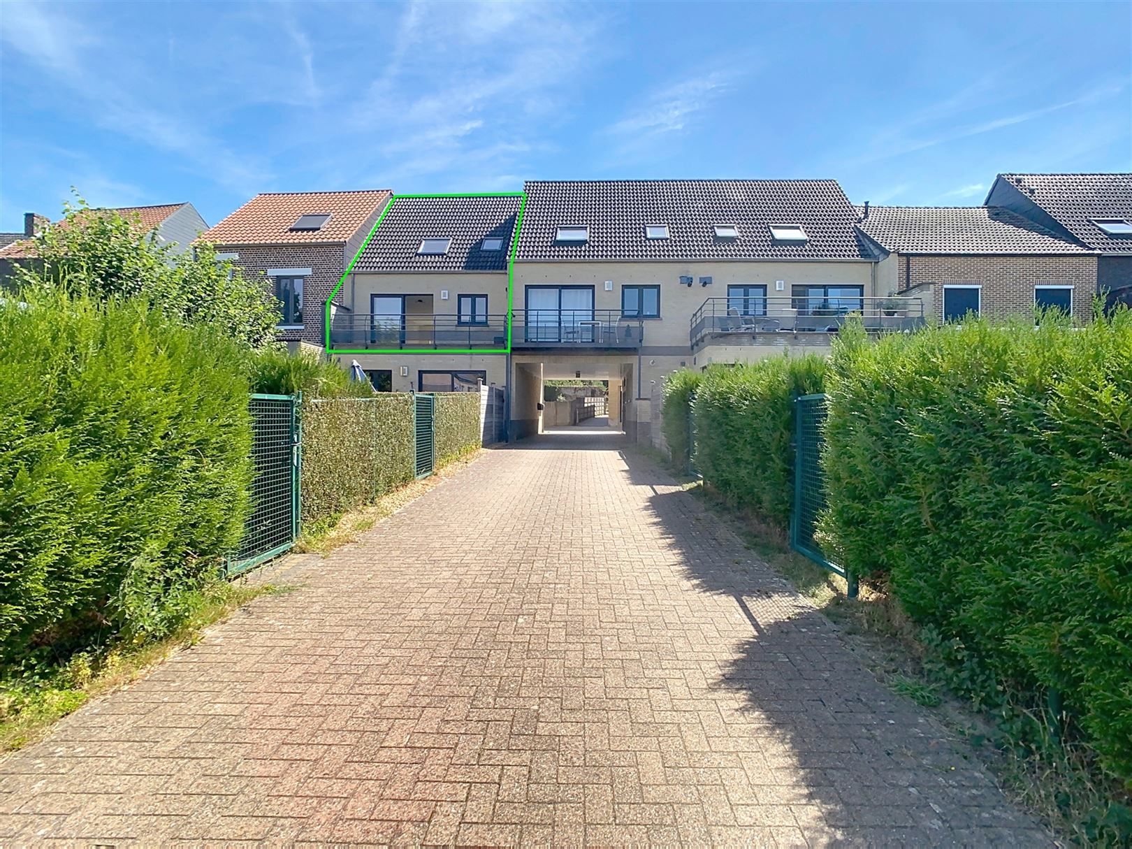 Ruim duplex app met terras, 3 slpks, parkeerplaats foto 2