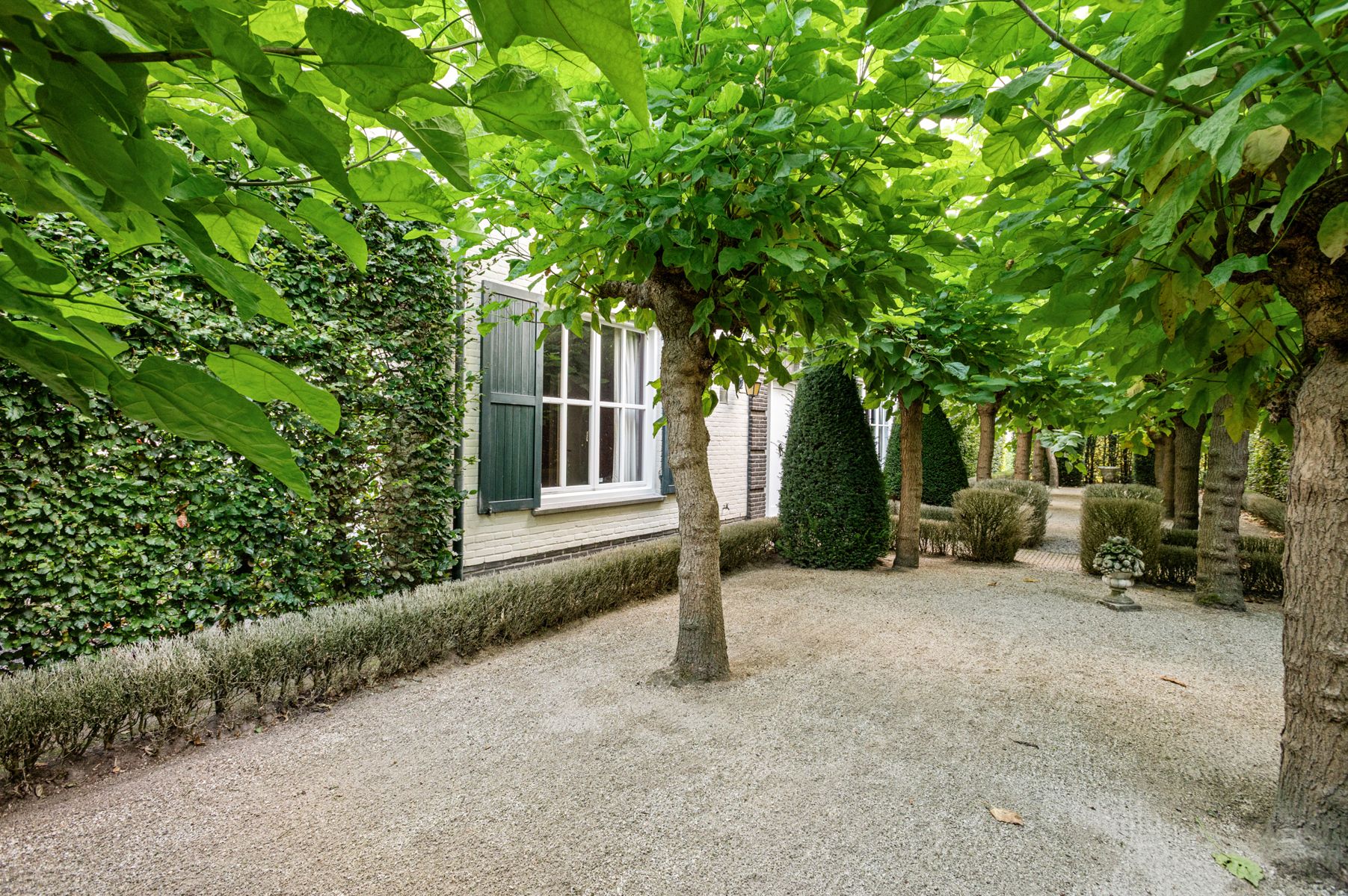 Top gelegen villa te koop op 1683 m2 grond foto 2