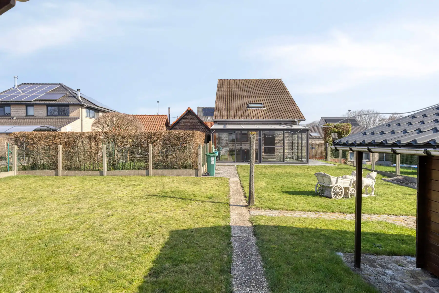 Te moderniseren ruime en solide 3-gevelwoning met grote tuin foto 27