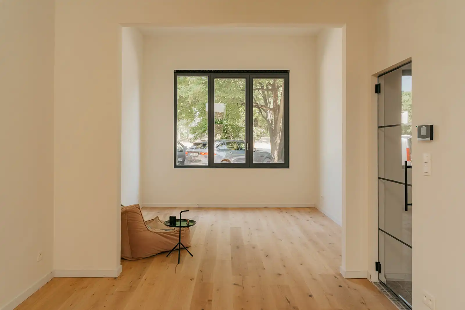Yeah, uh-huh, you know what it is*? Black and yellow, black and yellow, black and yellow. foto 2