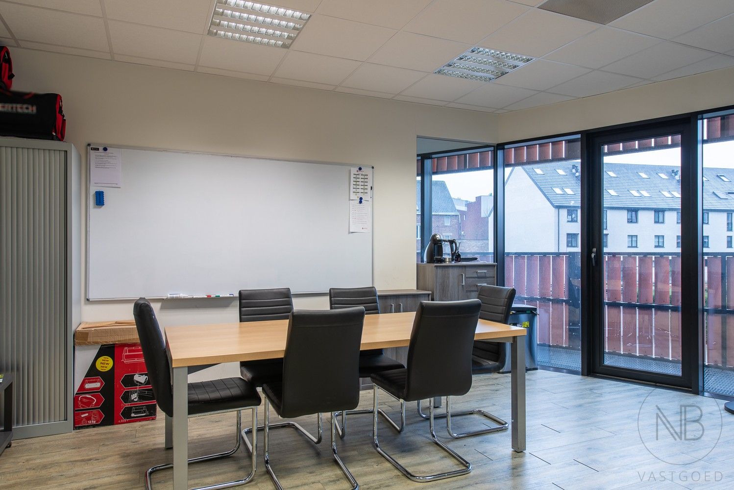 Volledig ingerichte en verhuurde kantoorverdieping in het zakelijke centrum van Genk (Botta-gebouw) foto 36