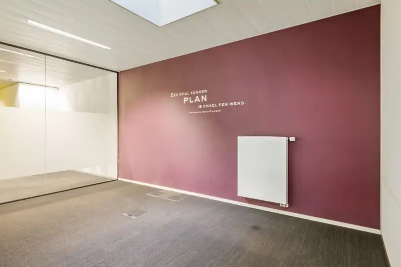 Roeselare-stadskern. Kantoor / praktijkruimte van 164m2, onlangs vernieuwd. Grote zichtbaarheid en uitkijkend op het Coninckplein. Ideaal voor groepspraktijk, galerij, boekhoudkantoor, private training,... foto 10