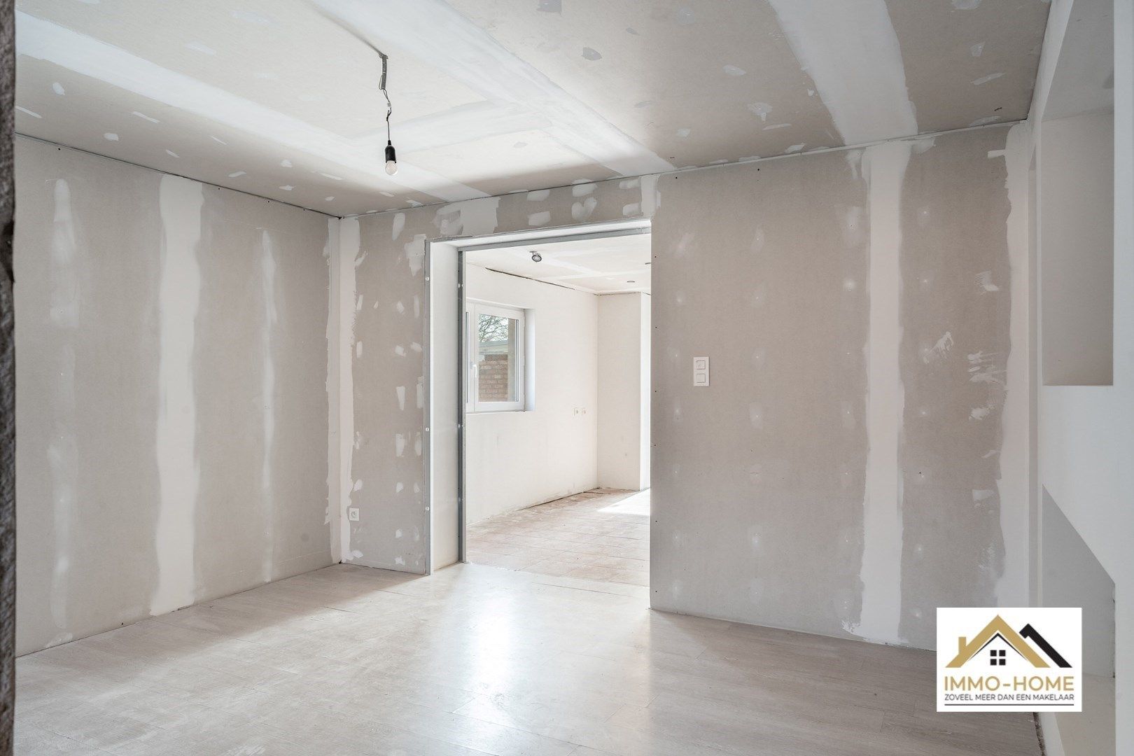 Deels gerenoveerde woning vol potentieel  foto 5