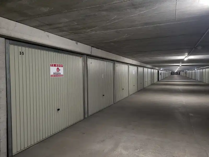 Ruime afgesloten garagebox onder de Zeedijk van Oostduinkerke te koop foto {{pictureIndex}}
