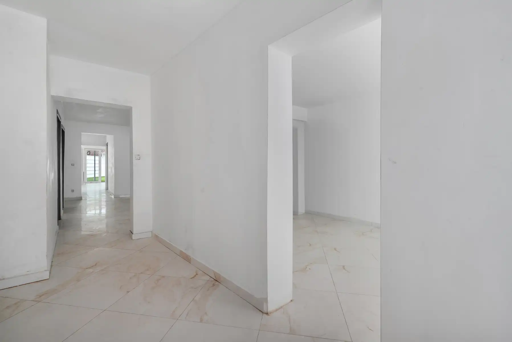 Gelijkvloers appartement 152 m² met tuin van 60 m² foto 2