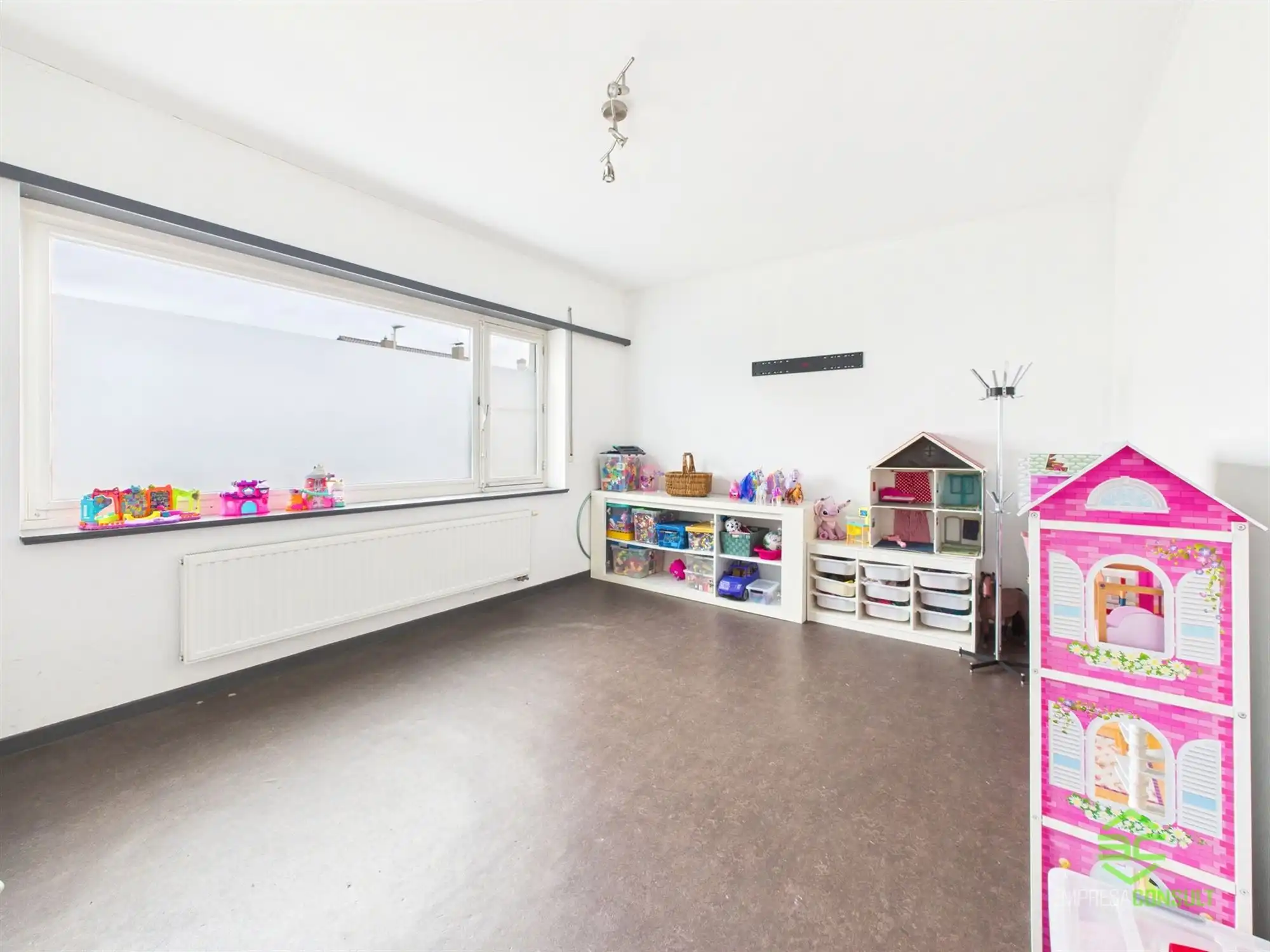 Instapklare gezinswoning met 6slpk en grote aparte garage! foto 14