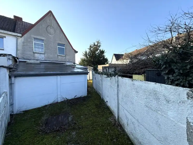 Te renoveren woning met oprit en garage in rustig straatje foto 15