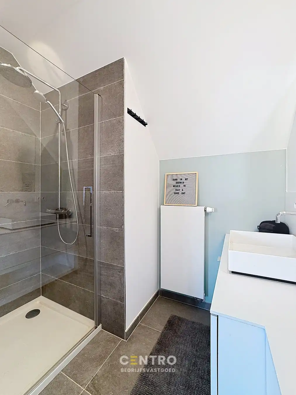 Modern en instapklaar WOON-WERKPAND met professionele ruimten, lichtrijk & ruim APPARTEMENT met zonneterras en aangelegde tuin. foto 19