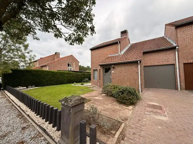 Halfopen woning met 3 slaapkamers, inpandige garage en mooie tuin in Kleine Brogel. foto 2
