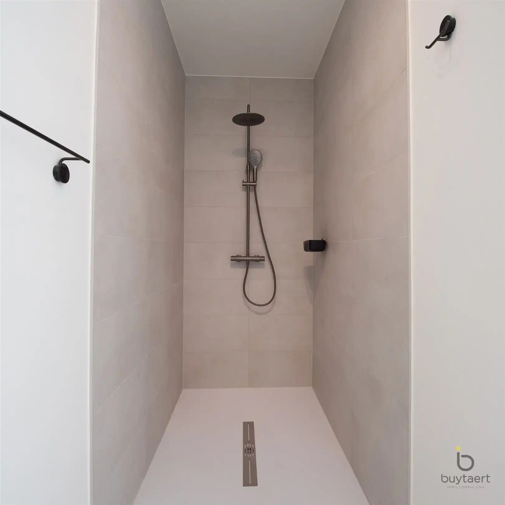 Nieuwbouw gelijkvloers appartement met twee slaapkamers, een tuin en een garage. foto 21