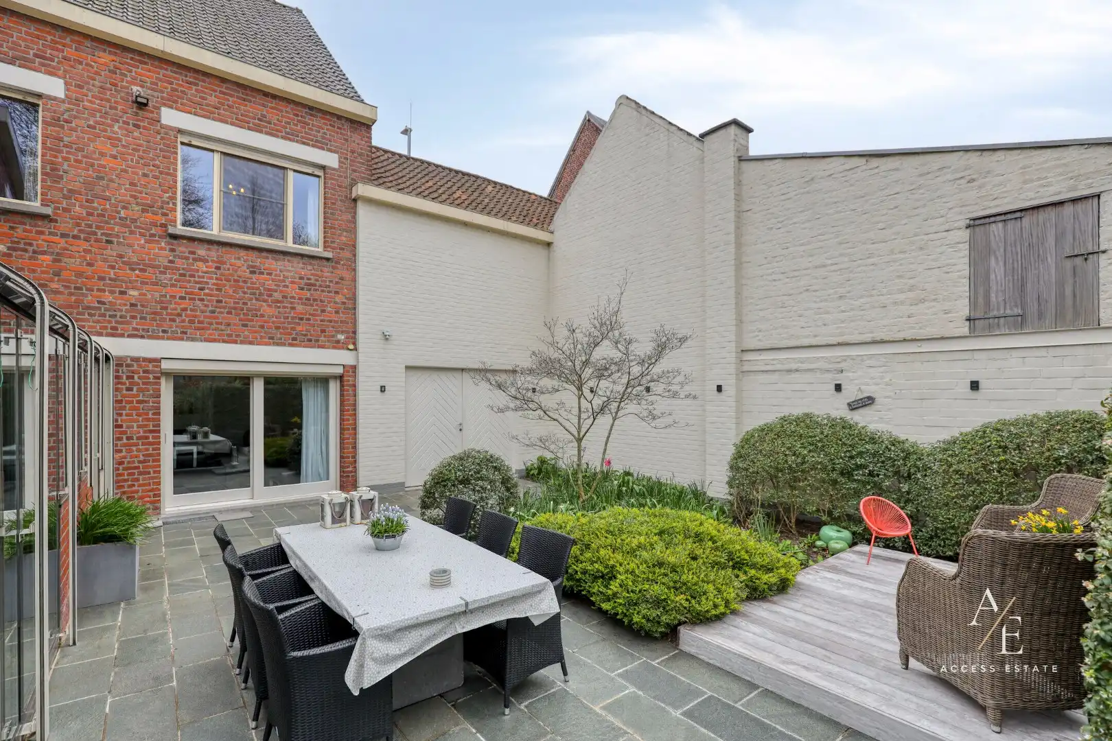 Ruime gezinswoning (327m²) met zonnige, rustige tuin zonder inkijk in Beveren-Leie foto 3