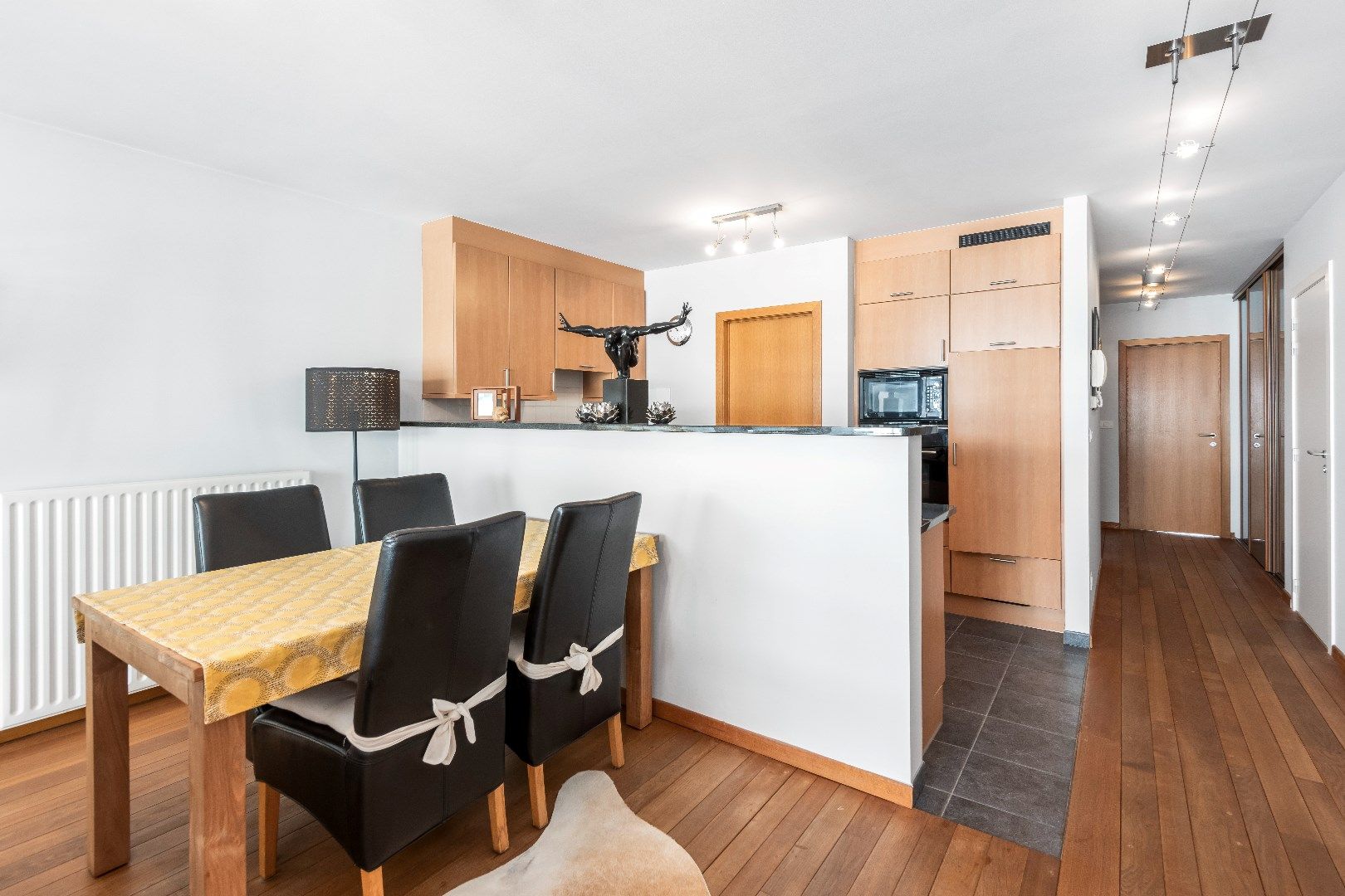 Aangenaam gemeubeld appartement gelegen in het centrum van Knokke. Inclusief inpandige tandemparking.  foto 5