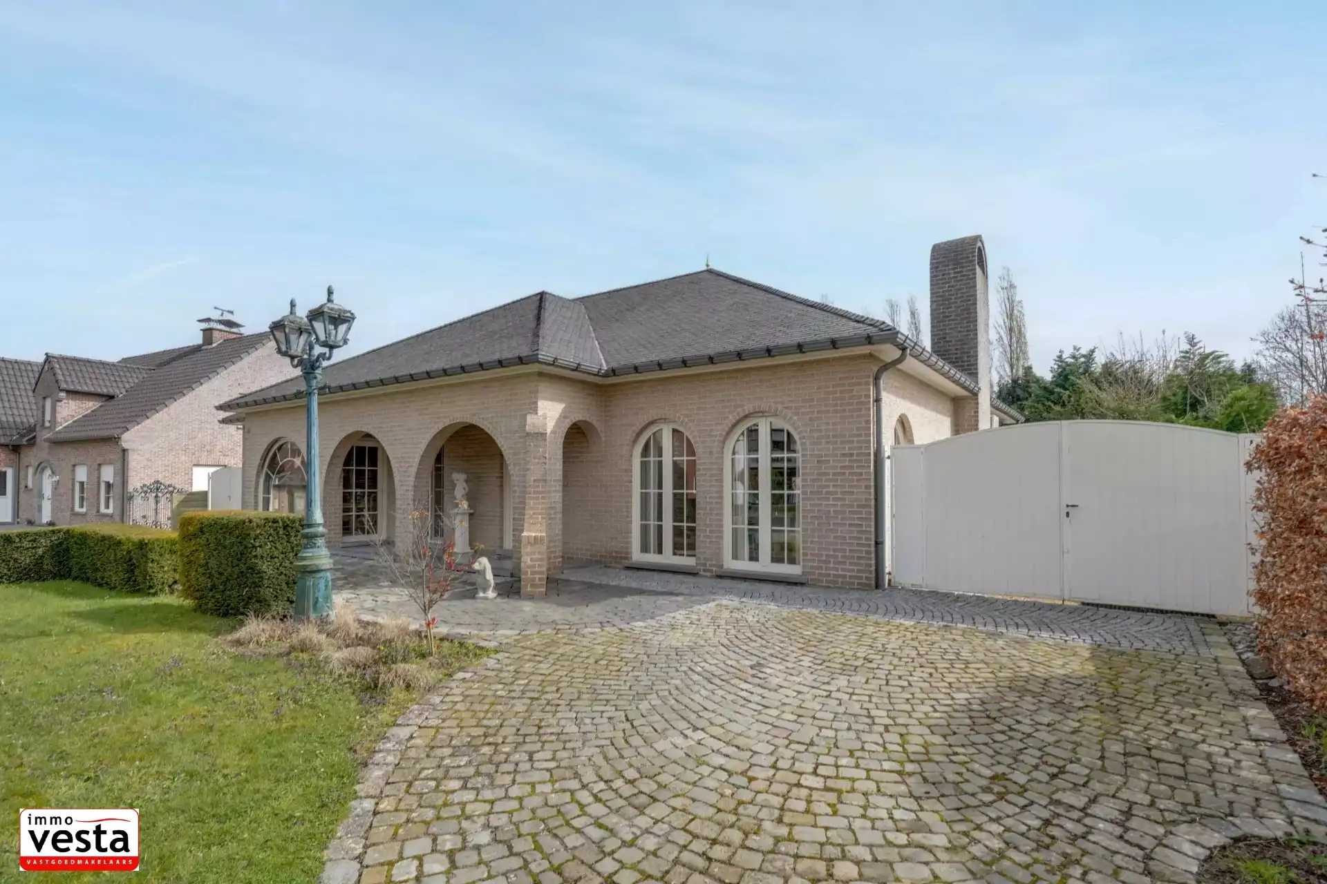 Ruime villa op een goede locatie foto 4