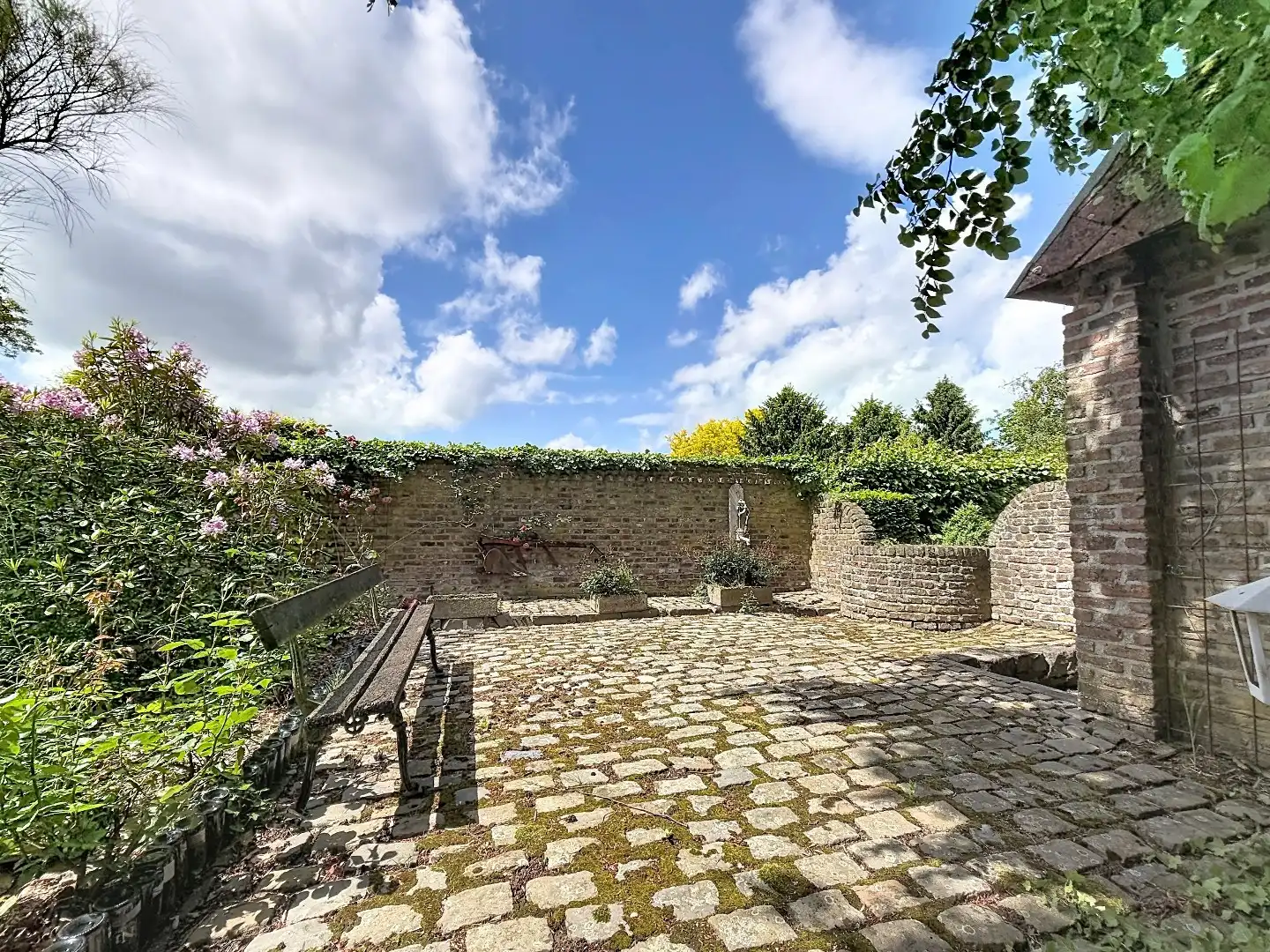 Exclusieve eigendom met handelsruimte, opbrengstappartementen en bouwgrond op toplocatie in Landen foto 25