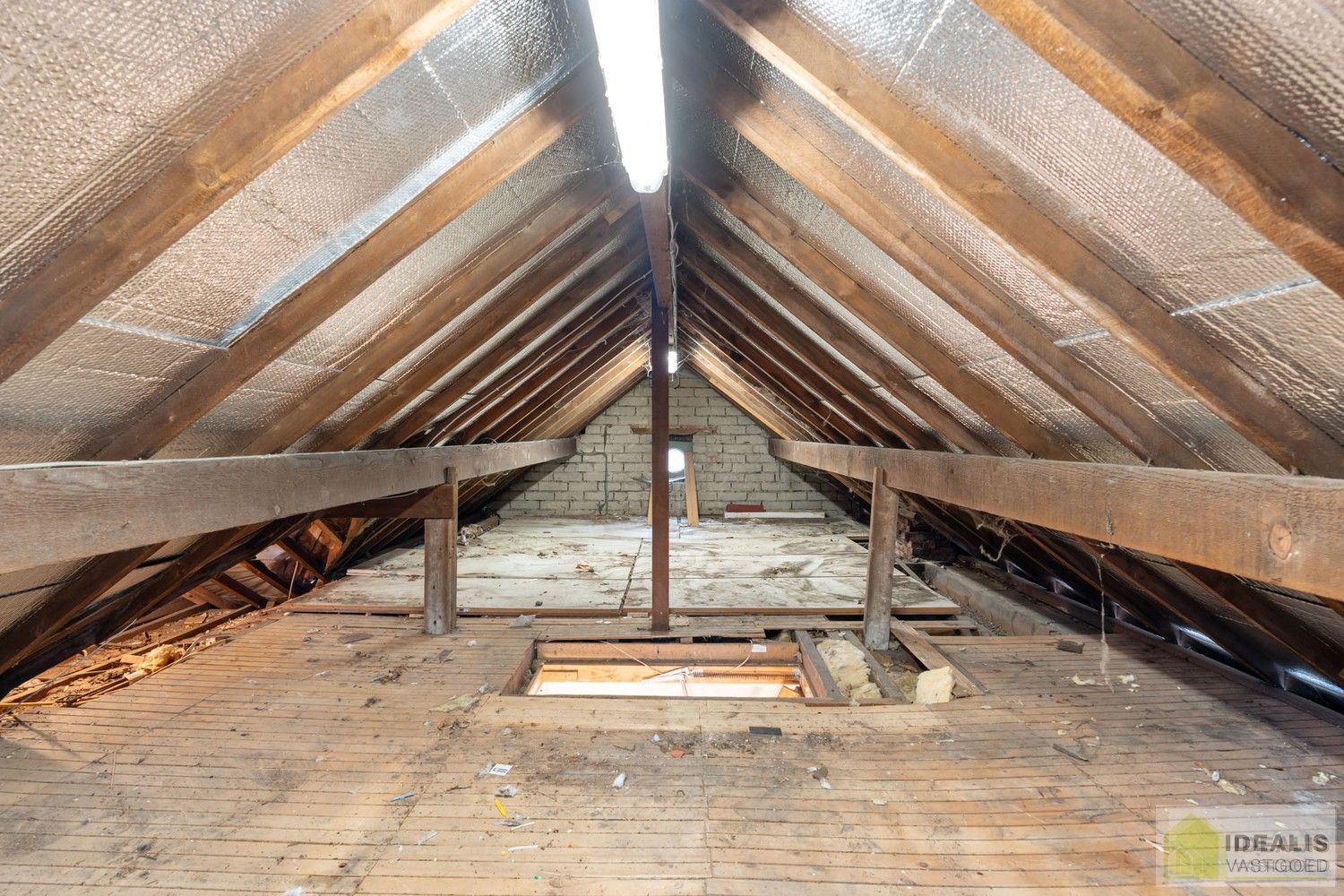 IDEALIS VASTGOED – Ruime te renoveren villa op riant perceel! De villa omvat 198m² netto bewoonbare oppervlakte met een ruime woonkamer en aansluitend uitgeruste keuken, badkamer, 2 grote en 1 kleine slaapkamer, kelder, veranda en 2 garages met sectionale poort van ca. 100m². De villa is gelegen op een prachtig perceel met een oppervlakte van ca. 1,1 hectare (11.000m²)! omgeven door bosgebied! Zeer geschikt voor kandidaten op zoek naar een unieke locatie zeer centraal gelegen, doch volledig omgeven door groen. foto 26