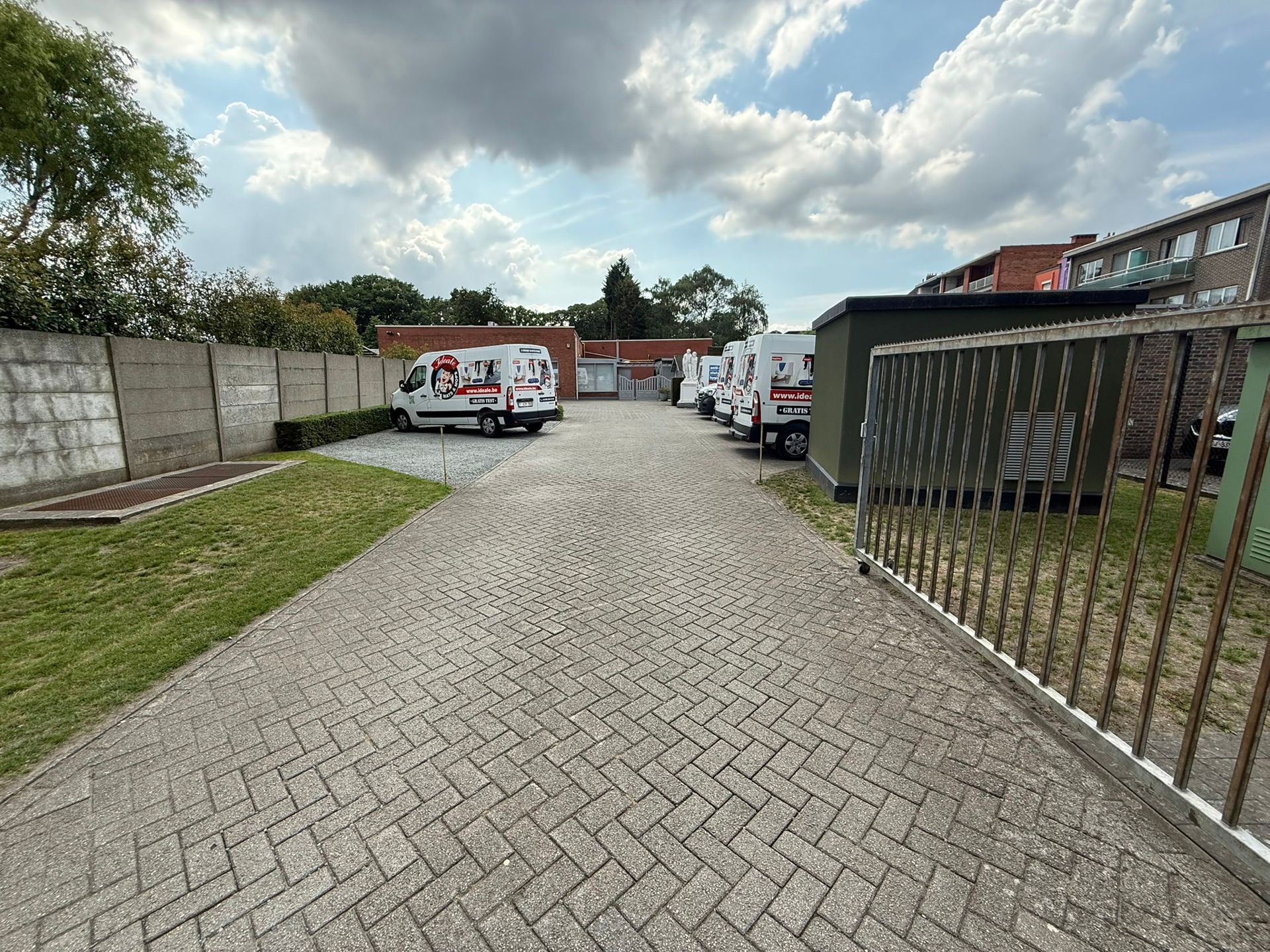 Industrieel gebouw met kantoren en buitenopslag te huur op toplocatie in Ekeren foto 4