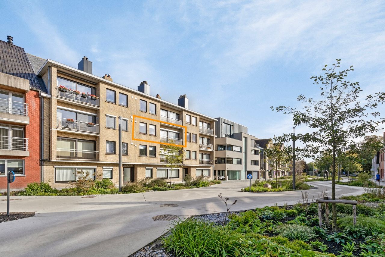 RUIM PARKAPPARTEMENT met 3 slaapkamers in het centrum van Oostkamp met garagebox. foto {{pictureIndex}}