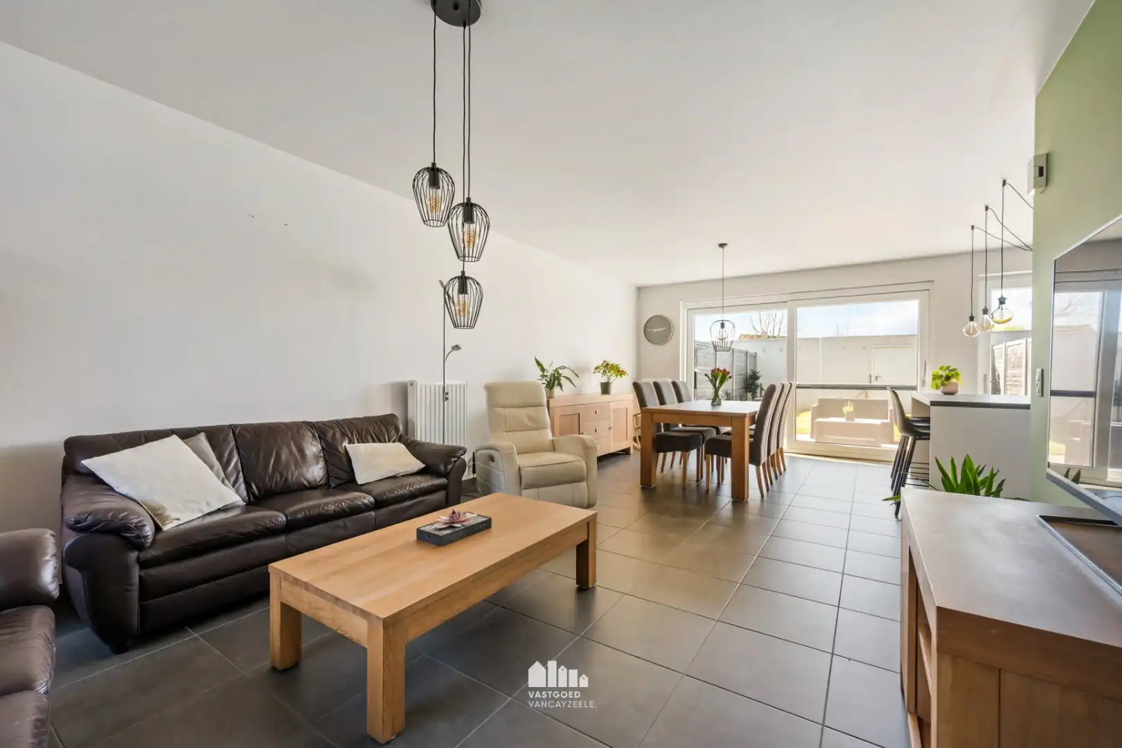 Recente nieuwbouwwoning (2020) met zonnige tuin, garage en uitweg foto 4