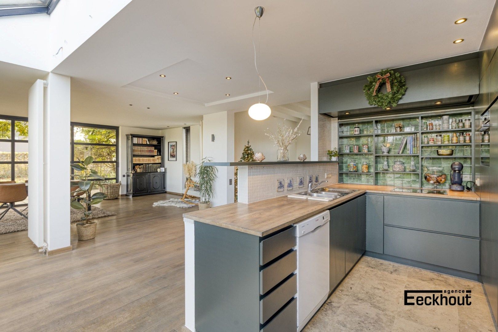 Ruime halfopen woning met prachtige aangelegde tuin en carport voor 2 wagens! foto 11