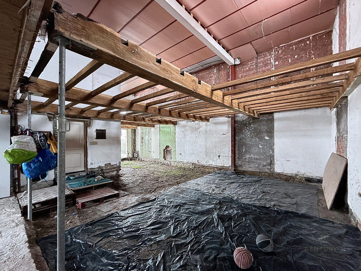 RUIME WONING met LOODS en WERKPLAATS foto 21