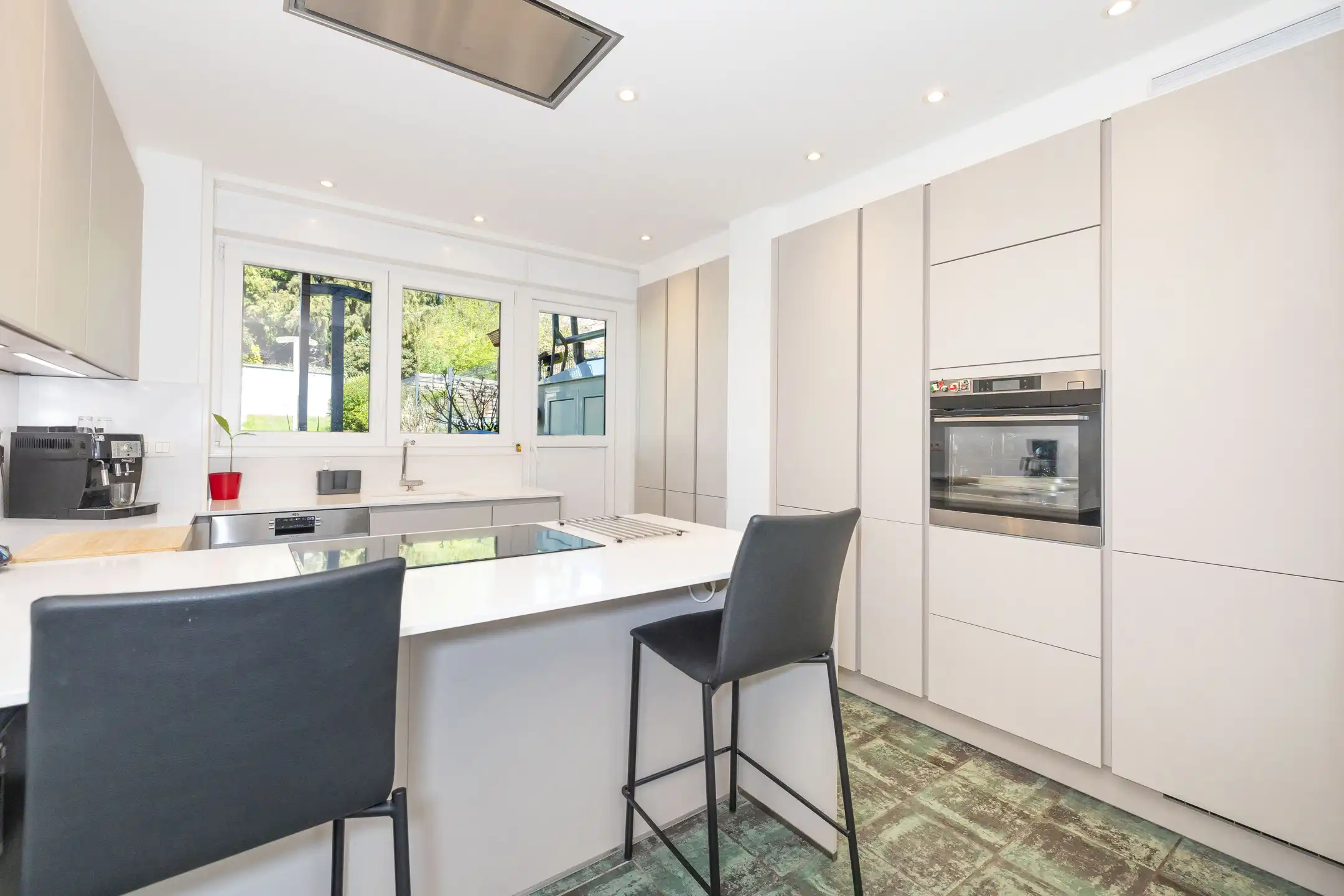 Mooie volumes en grote tuin, een zeldzaamheid in de stad foto 4