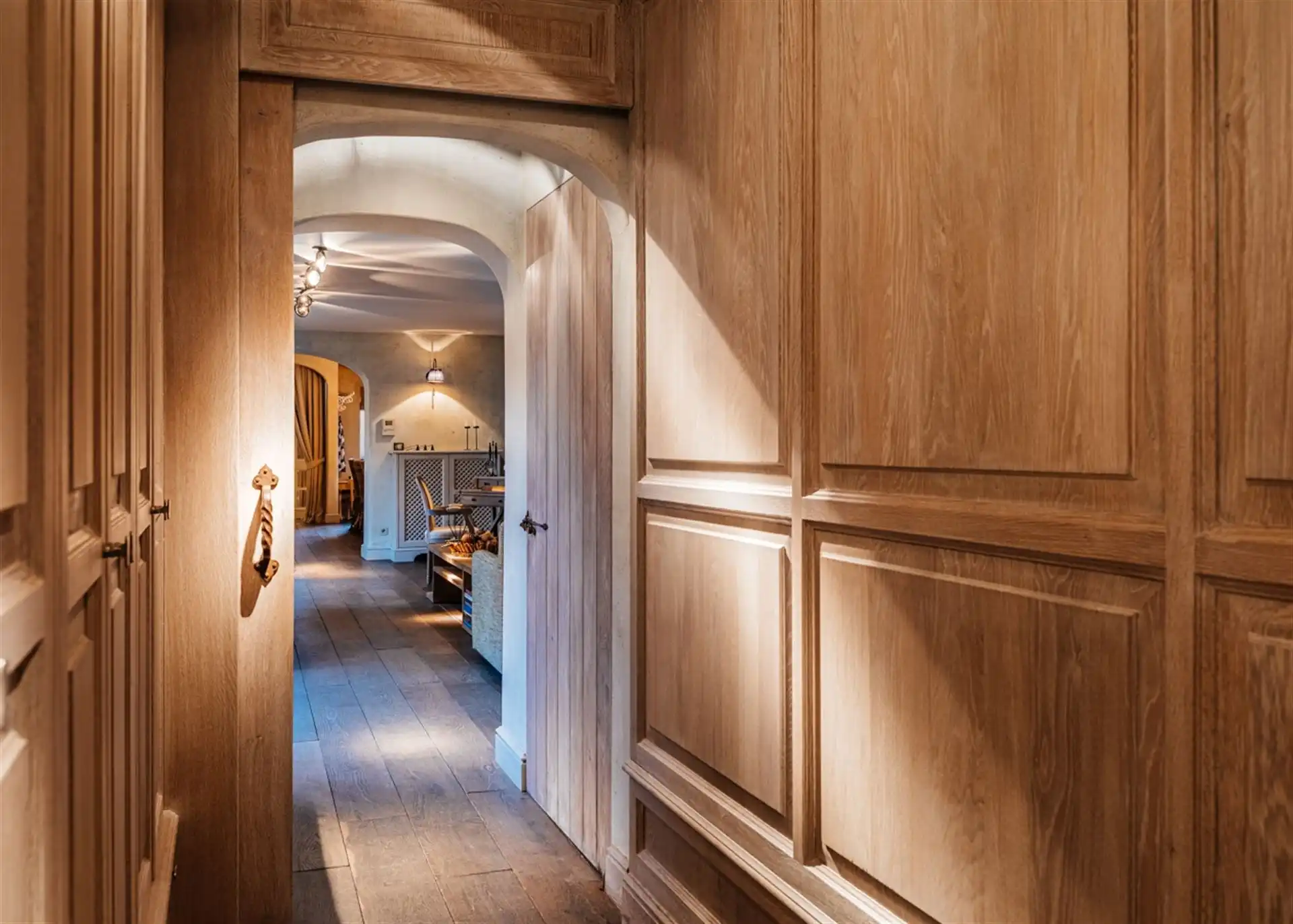 Charmante, hoogwaardig afgewerkte woning in een woonwijk. foto 24