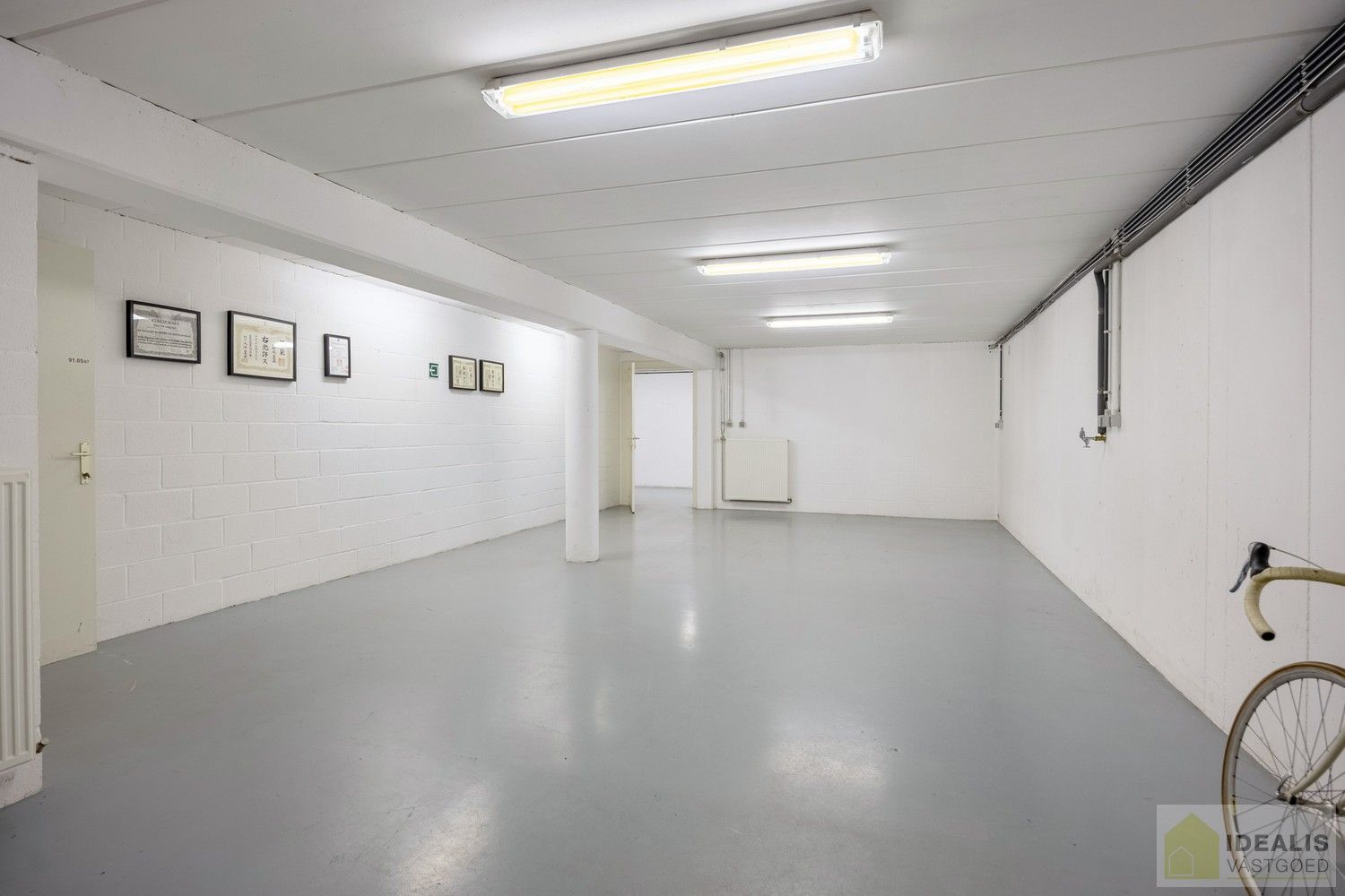 STATIGE, STRAKKE EN UITERST RUIME WONING/KANTOOR MET HOOGSTAANDE AFWERKING EN OOG VOOR DETAIL. VOORZIEN VAN 3 SLAAPKAMERS, RIANTE LEEFRUIMTES ÉN UNIEKE LANDSCAPE KANTOORRUIMTES OP RESIDENTIËLE DOCH GUNSTIGE LOCATIE! foto 45