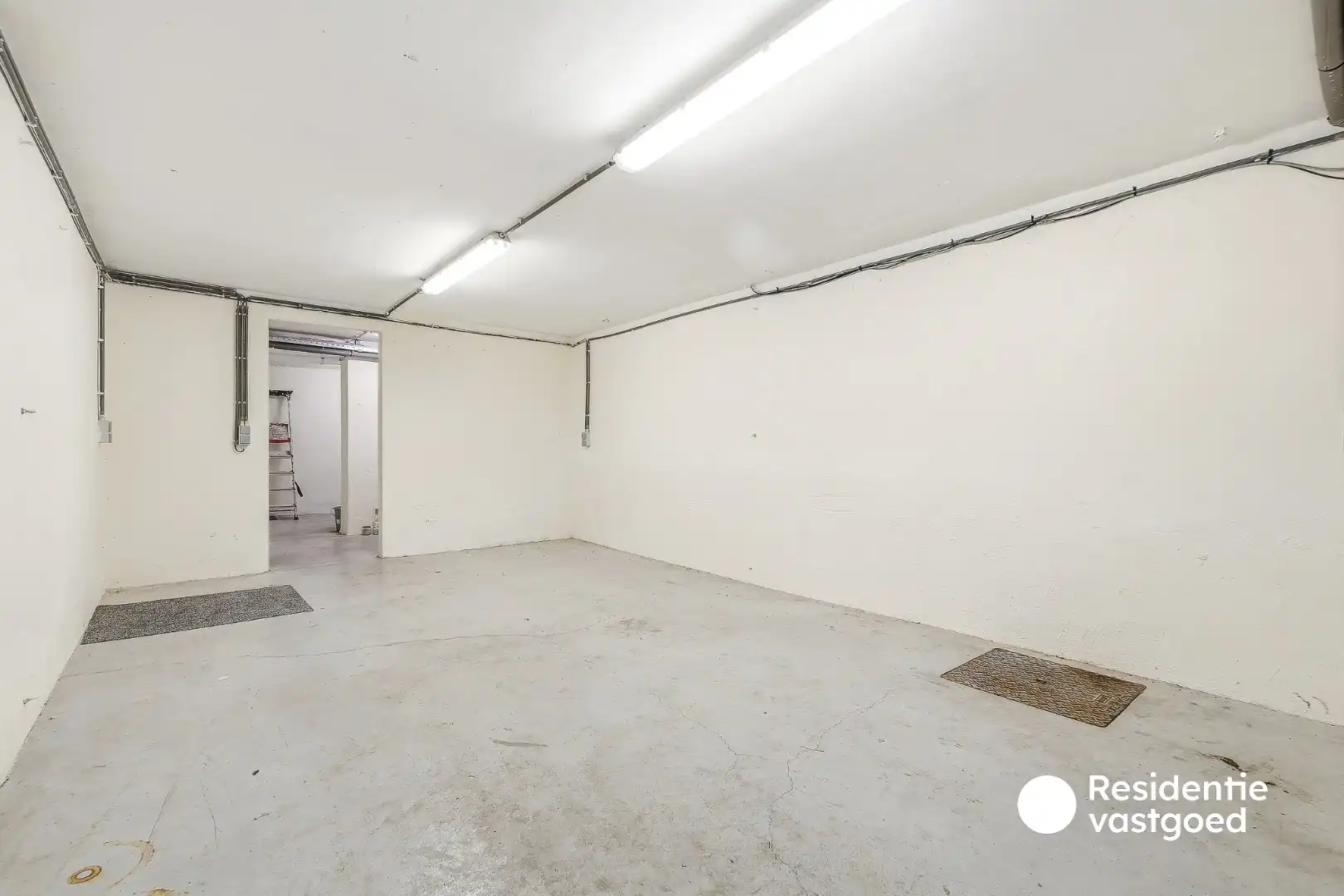 Ruime en gerenoveerde stadswoning met 5 slaapkamers, garage en twee badkamers foto 16
