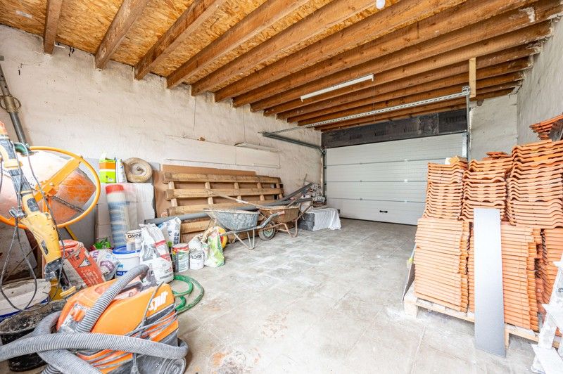 Gerenoveerde rijwoning met garage en tuin TE KOOP in Gullegem! foto 19