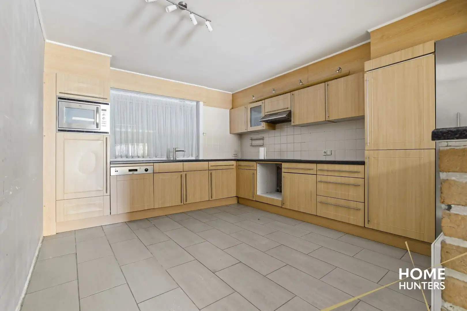 Karaktervolle renovatiekans op topligging in Ieper – 4 slaapkamers, ruime tuin en garage met achteruitgang foto 12