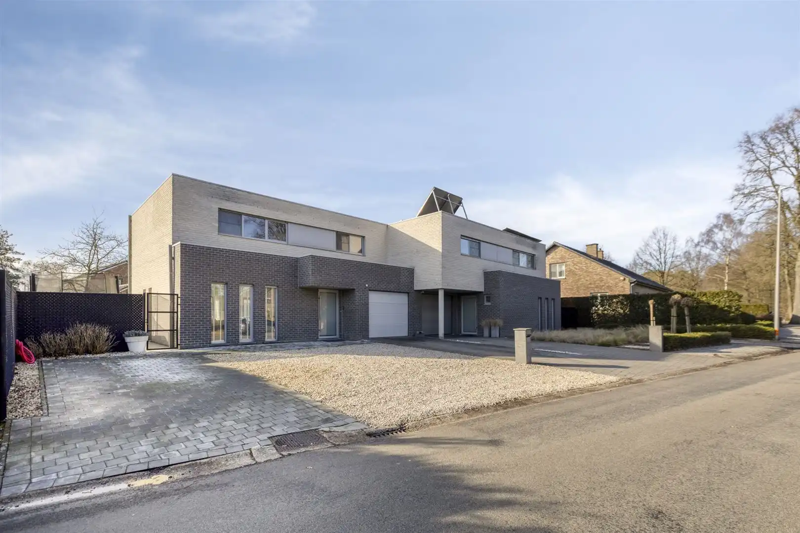 TE KOOP: Halfopen, lichtrijke gezinswoning met 3 slaapkamers in Houthalen-Helchteren! foto {{pictureIndex}}