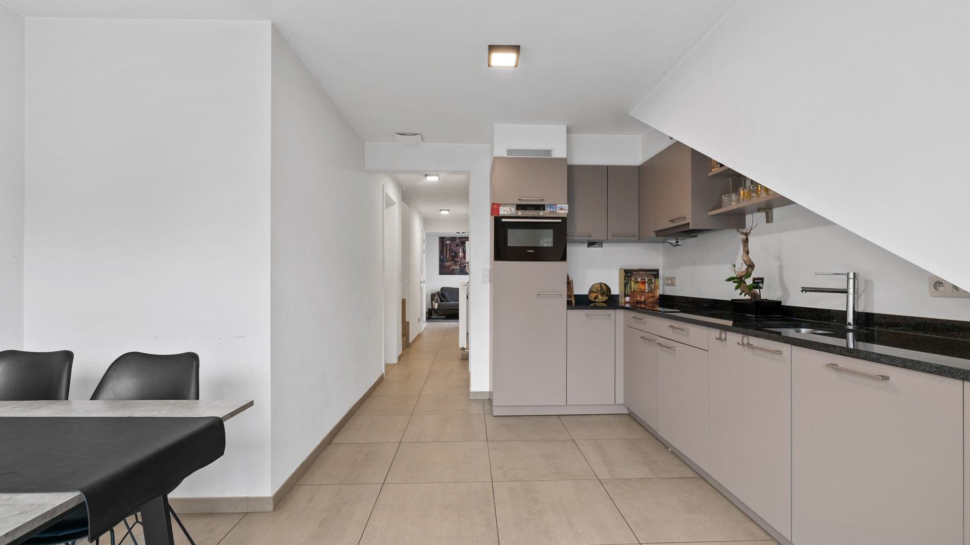 Instapklaar 2SLPK appartement op gunstige ligging in Genk foto 5