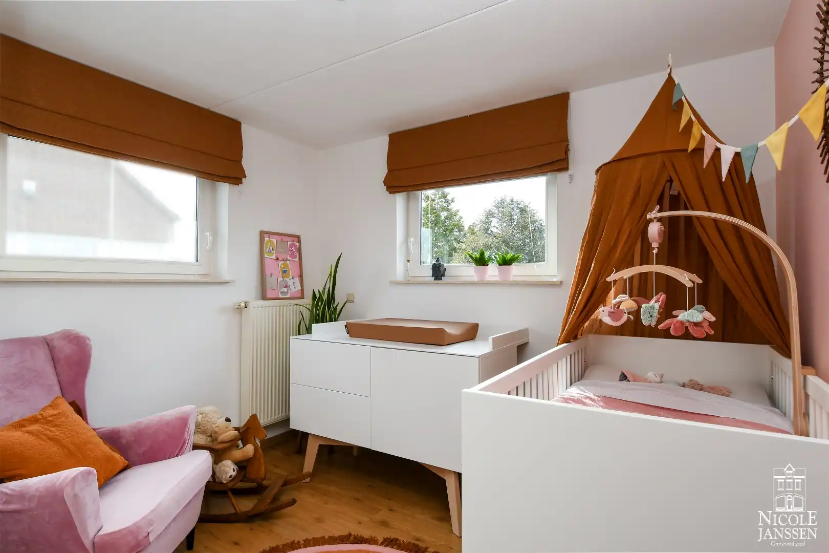 Instapklaar en ruim ingedeeld woonhuis met tuin foto 19