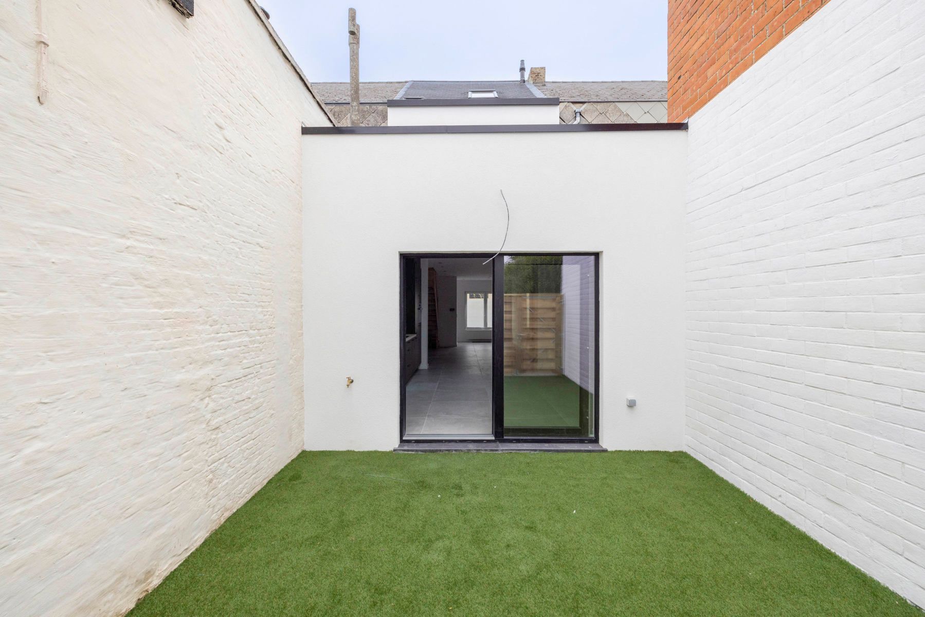 Gerenoveerde woning met 3 slpk, tuin en parking foto 10