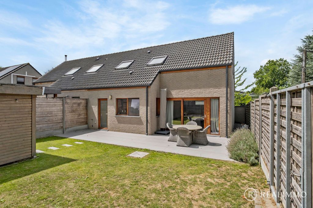 Recente halfopen woning in rustige straat! foto 2