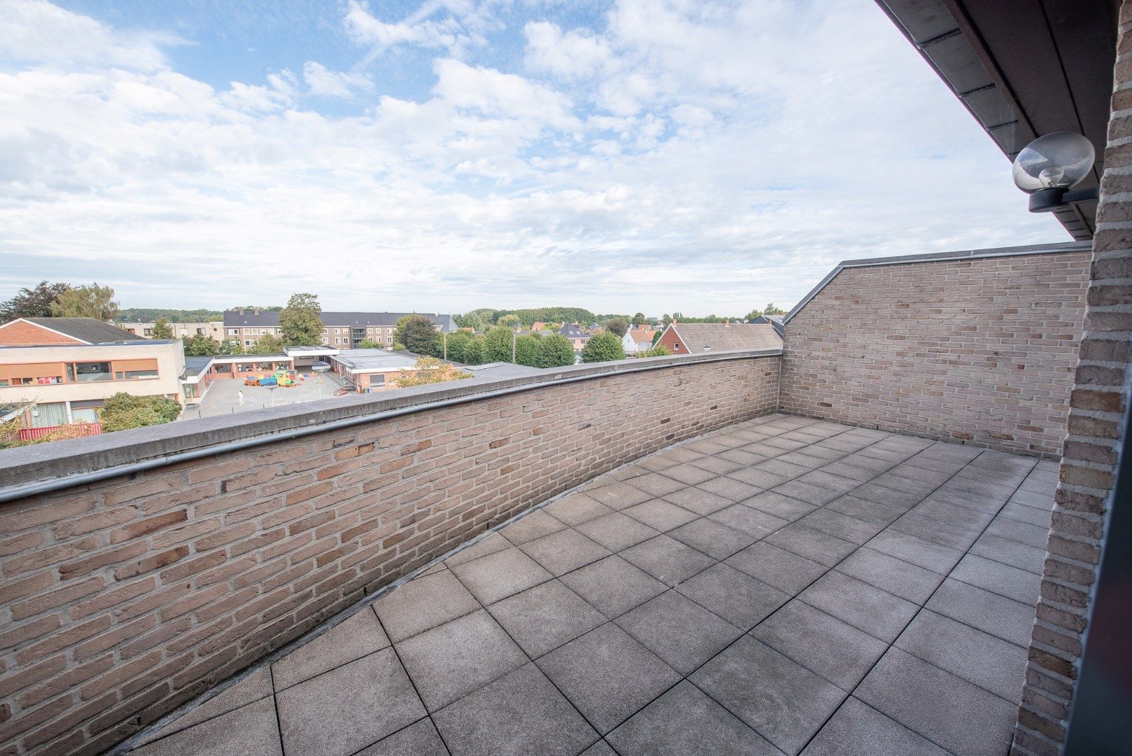 Ruim duplex appartement met terras en garage in centrum Zulte!  foto 2