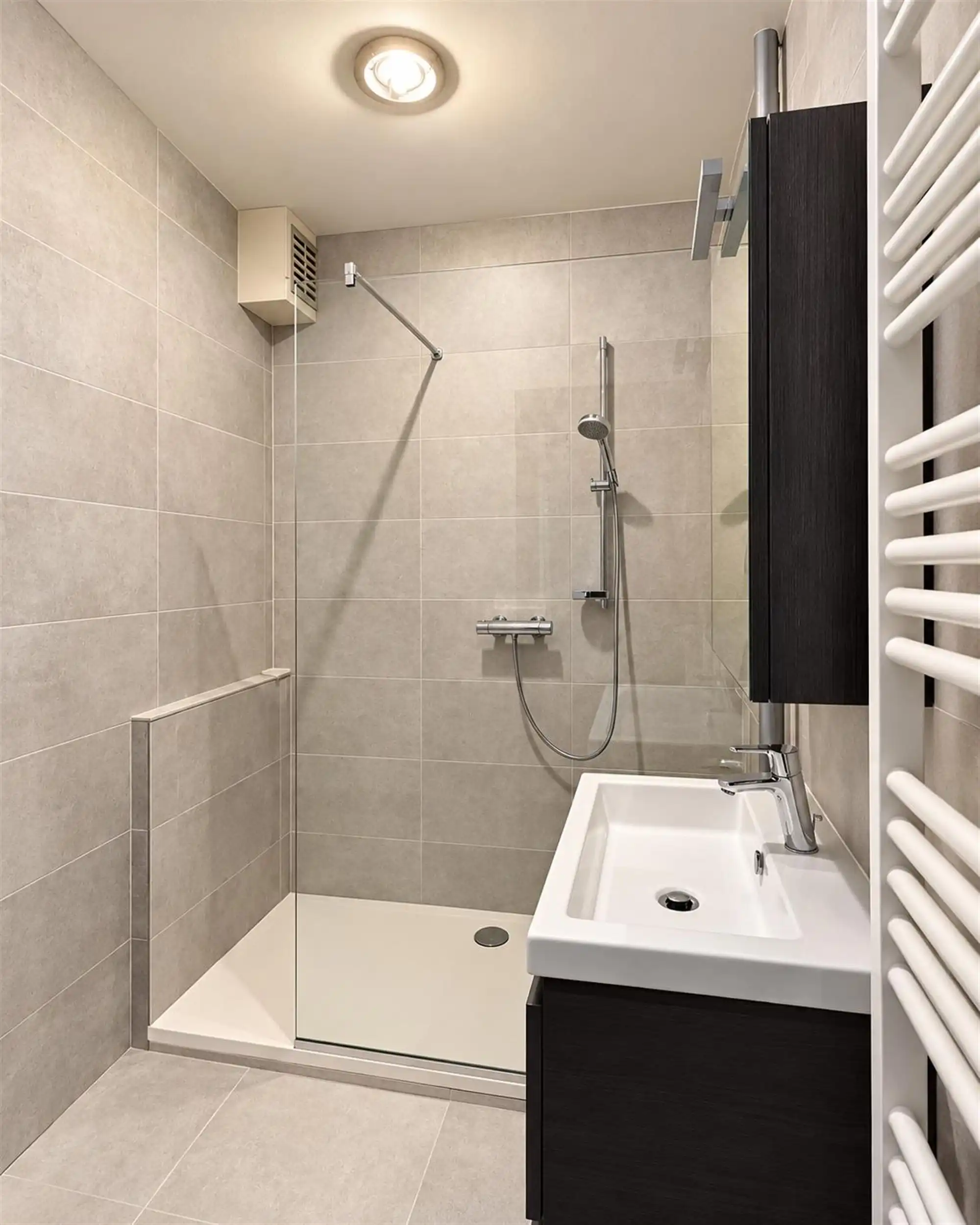 Instapklaar 2-slaapkamer appartement met terras en garage foto 9