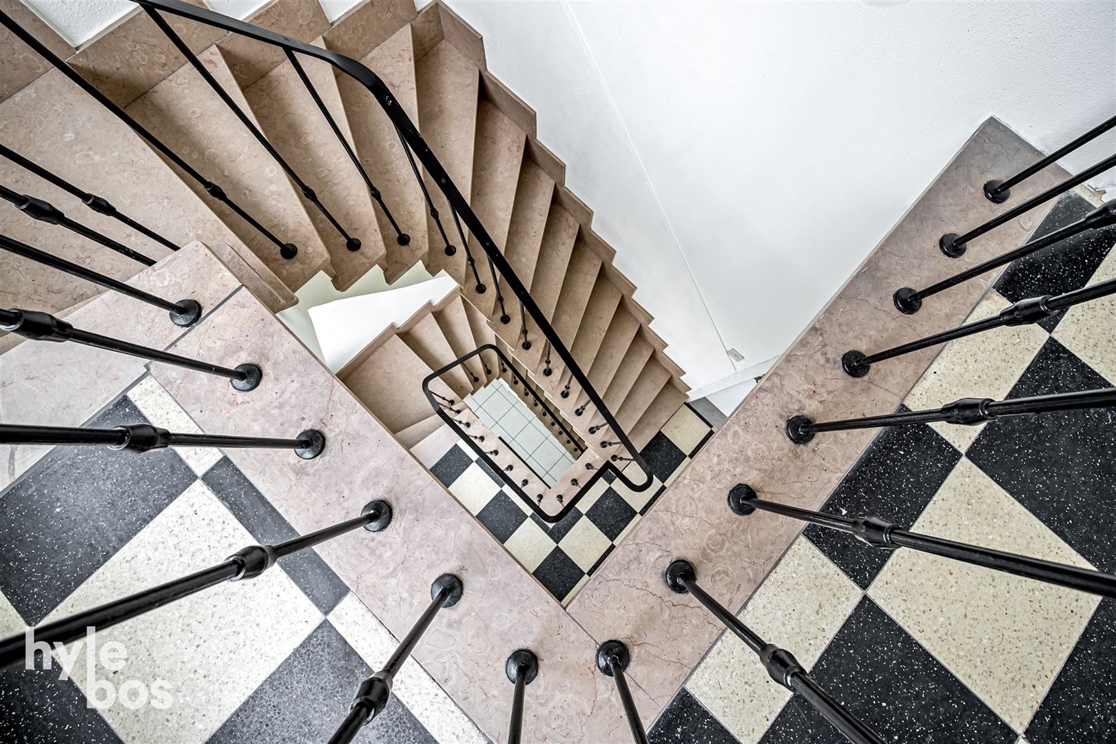 Gerenoveerd appartement met garage in gezellige woonwijk foto 14