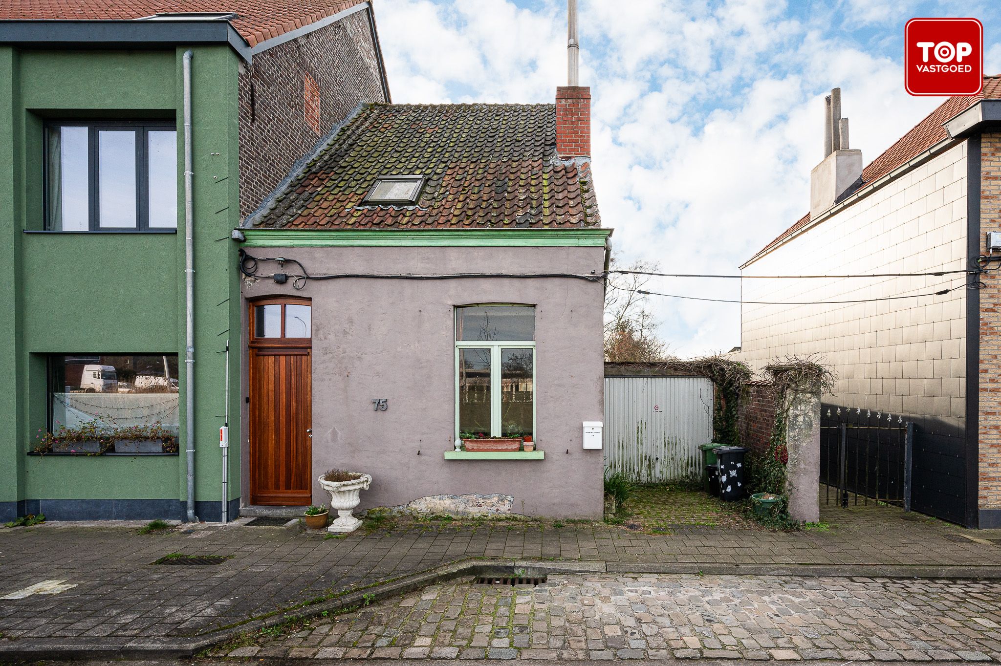 Te renoveren woning met ruime tuin op 738 m² grond foto {{pictureIndex}}