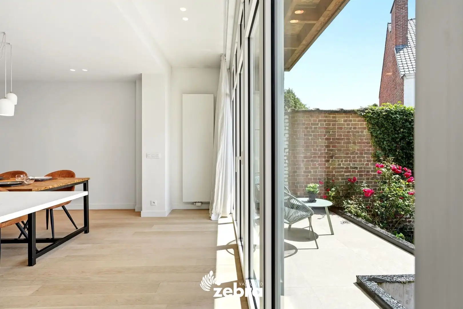 Kwalitatief gerenoveerde herenwoning met garage te Sint-Elisabeth Kortrijk! foto 11