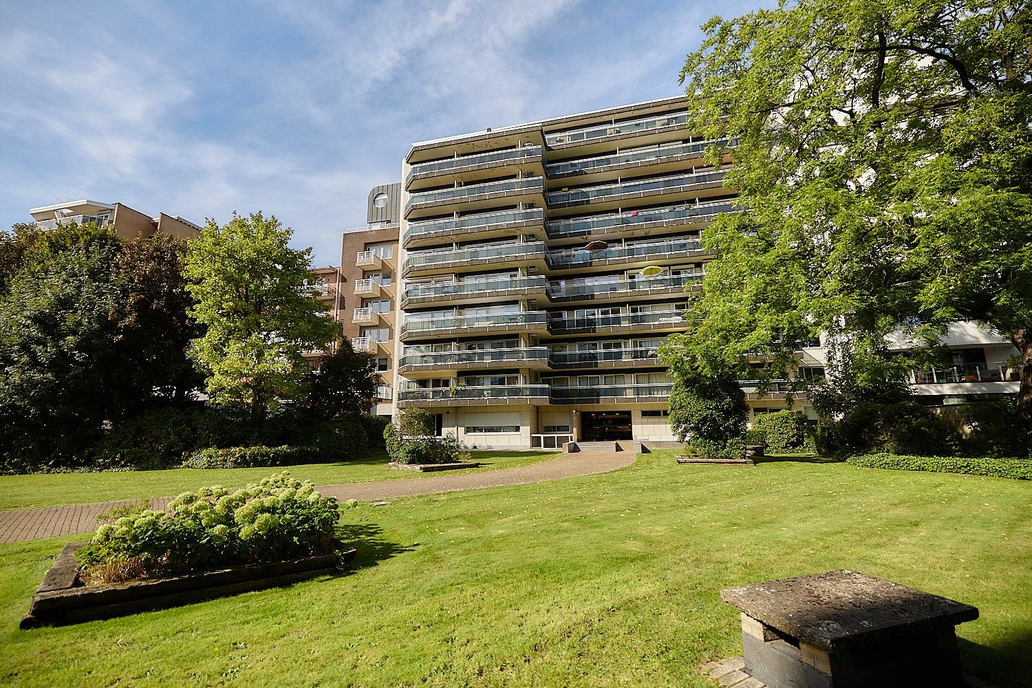 VERKOCHT. Hoogwaardig en bijzonder elegant gerenoveerd appartement met 2 terrassen foto 25