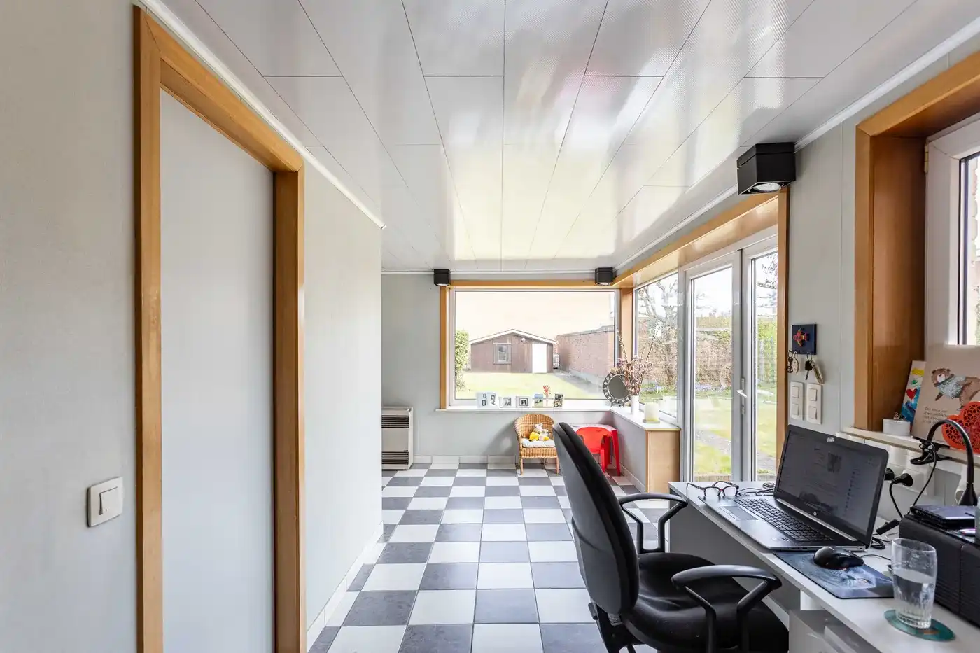 Ruime halfopen bebouwing met carport en grote tuin foto 6