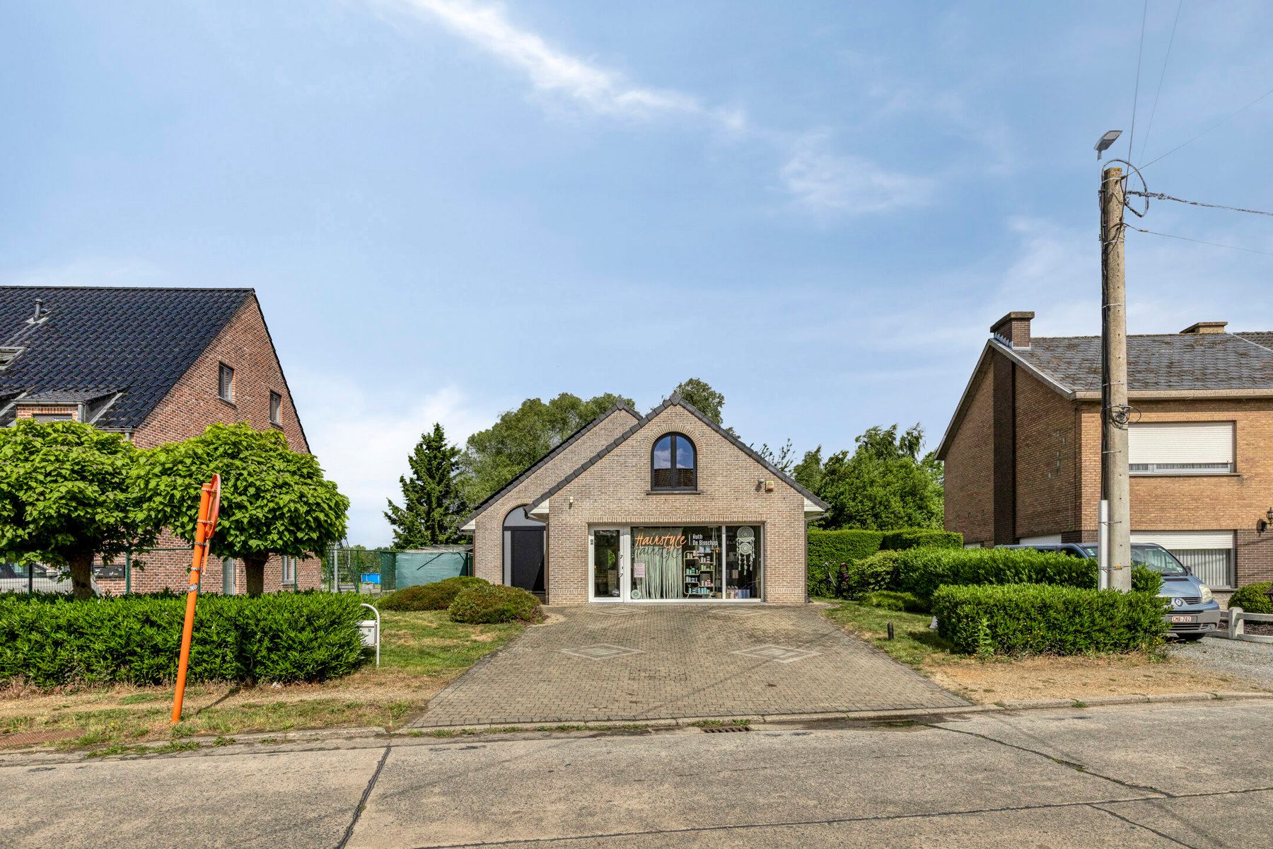 Open bebouwing met 3 slpkmrs, zonnepanelen en praktijkruimte foto 2