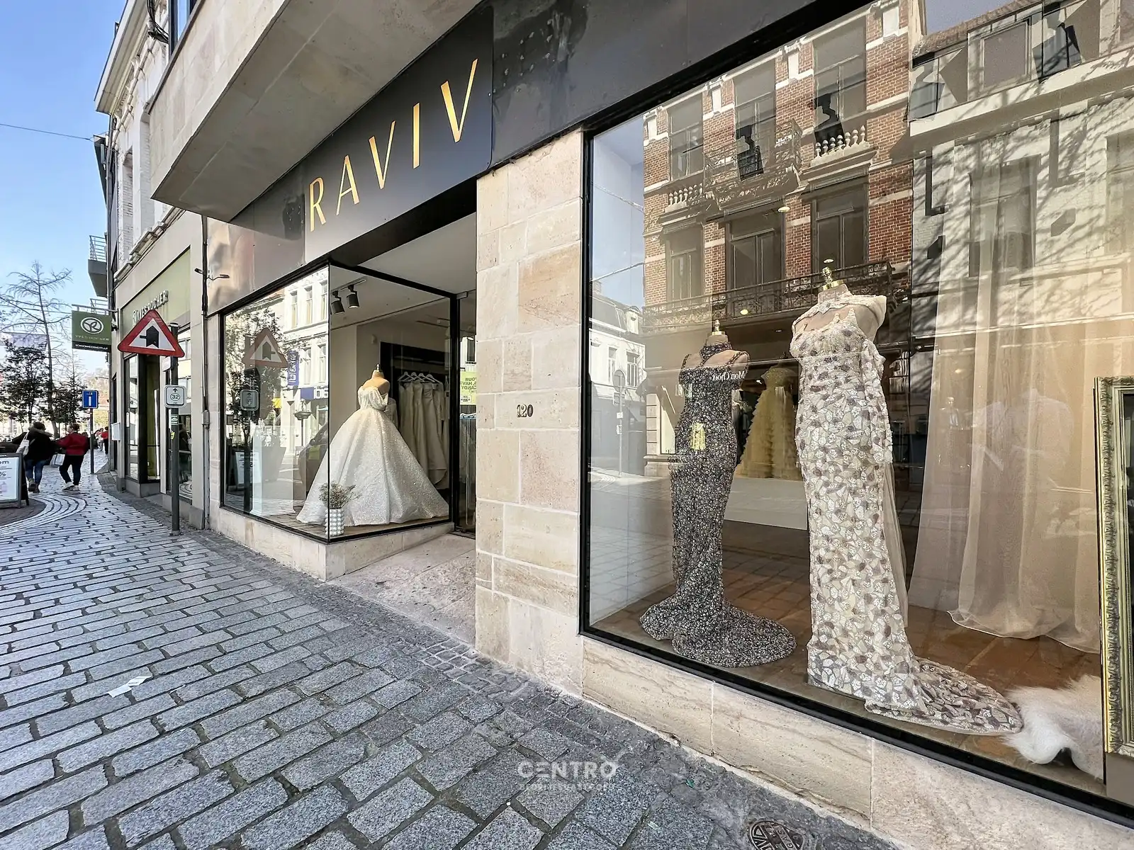 Handelspand met uitstraling (420 m² winkelruimte + extra stockruimte) te huur op topligging in OOSTSTRAAT, Roeselare. foto 3