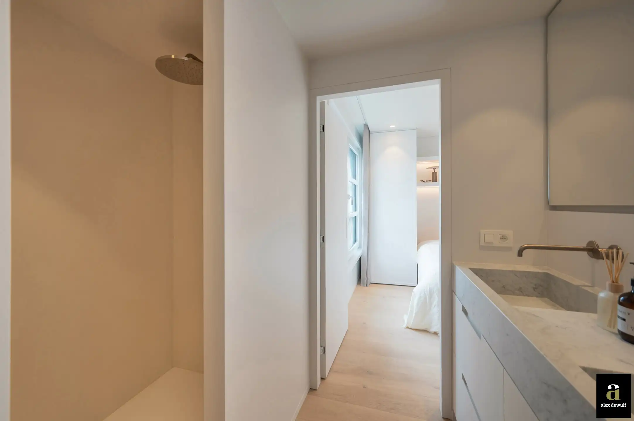 Uitstekend gelegen en stijlvol gerenoveerd appartement met goed zeezicht in villaresidentie [Kustlaan - Knokke Zoute]. foto 26