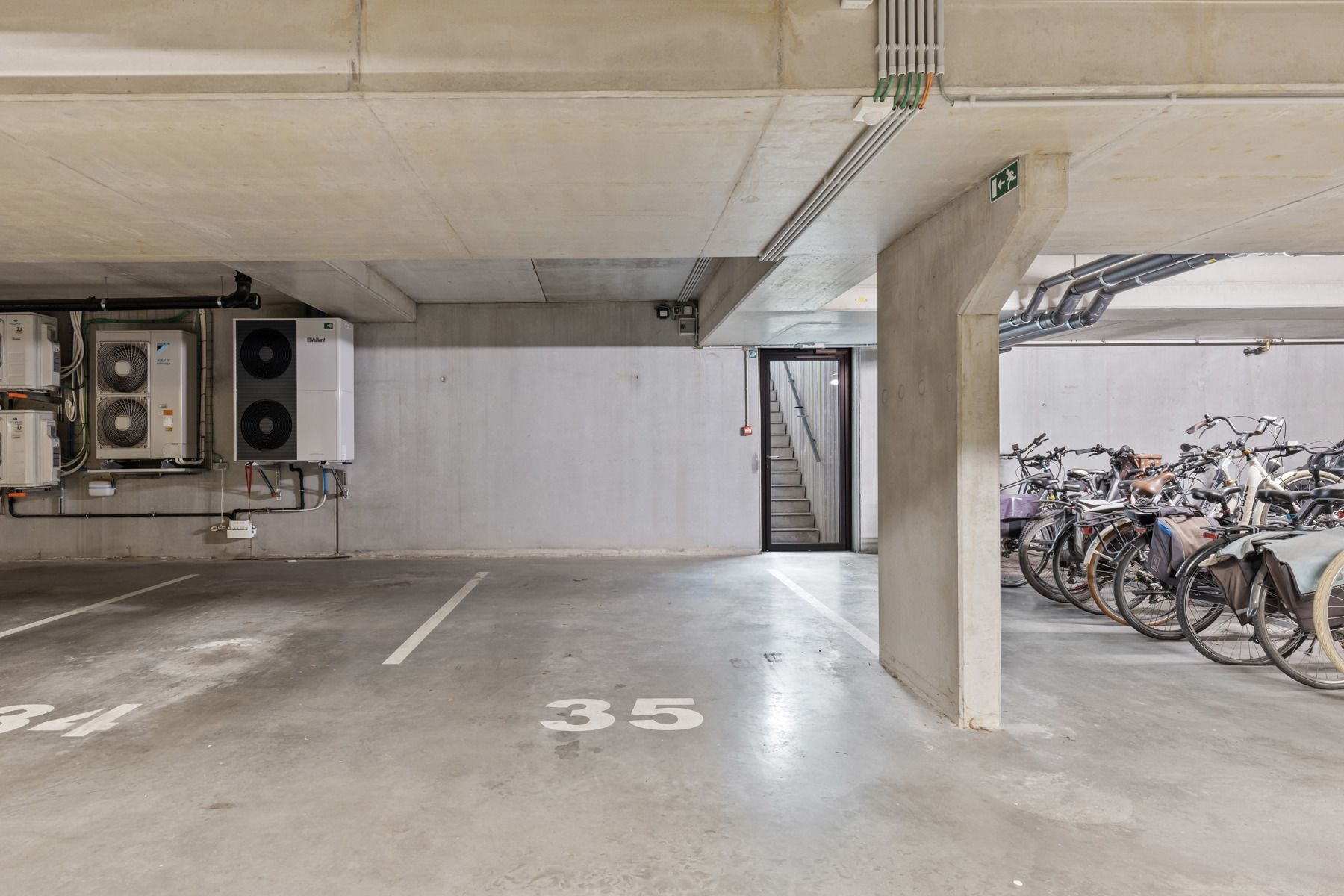 Modern 1-slpk. appartement met terras en parking foto 16