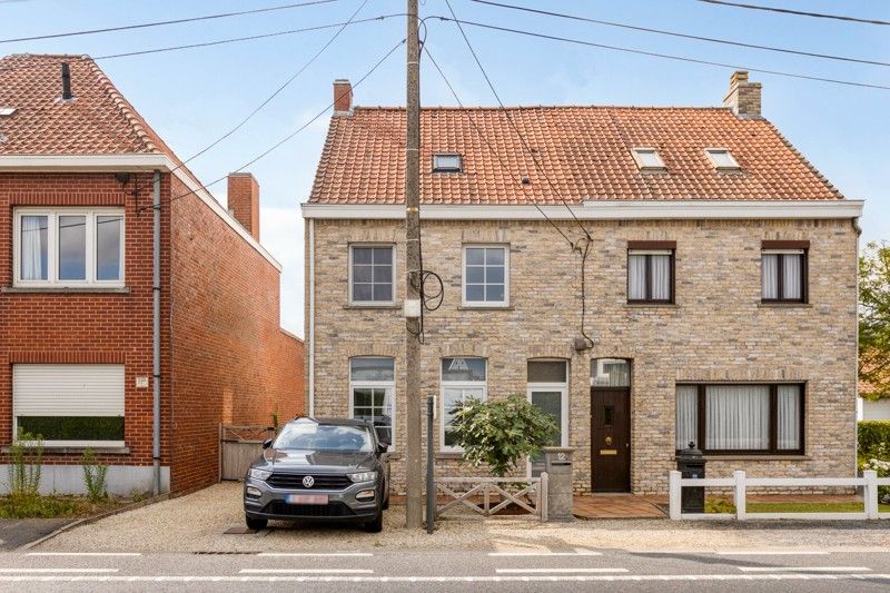 Instapklare halfopen woning met grote tuin en 3 slaapkamers TE KOOP in Meulebeke! foto {{pictureIndex}}