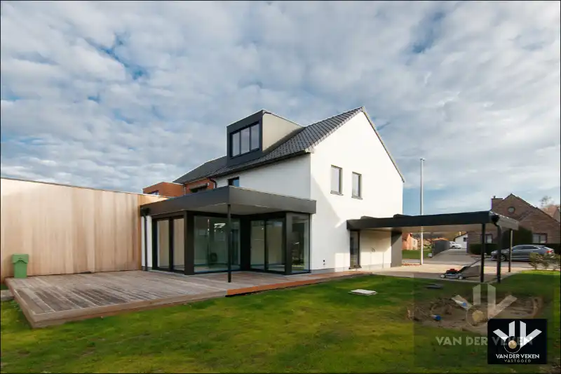 TOTAAL VERNIEUWDE WONING - ENKEL NOG AFWERKEN NAAR EIGEN SMAAK EN INZICHT foto 4